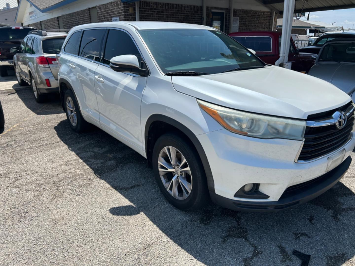 2015 White Toyota Highlander (5TDZKRFH9FS) , located at 1687 Business 35 S, New Braunfels, TX, 78130, (830) 625-7159, 29.655487, -98.051491 - Photo#1